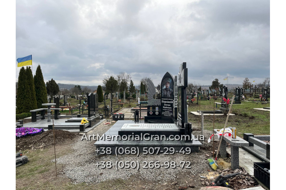 Пам'ятник військовому з крилами та хрестом 00889